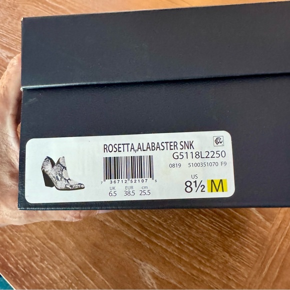 NEW Naturalizer Rosetta ivory & black “snake” booties 8.5M - Picture 7 of 9